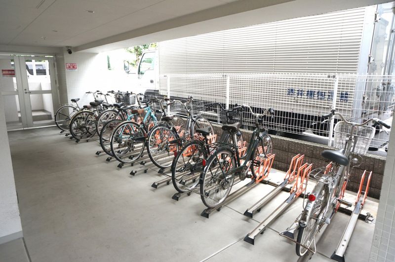 为前往自行车车库的外面而能免费使用建起来的汤岛台公寓I的自行车车库。