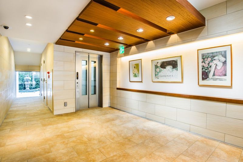是电梯礼堂绘画装饰的拘泥的空间。