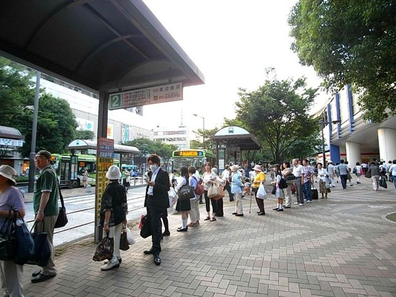 赤羽站公共汽车班次也丰富。西口、东口都大的公共汽车上客点展开。