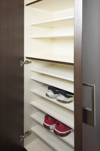 在鞋箱独居，是足够的橱柜。※没除了家具家电以外为样板房有小东西