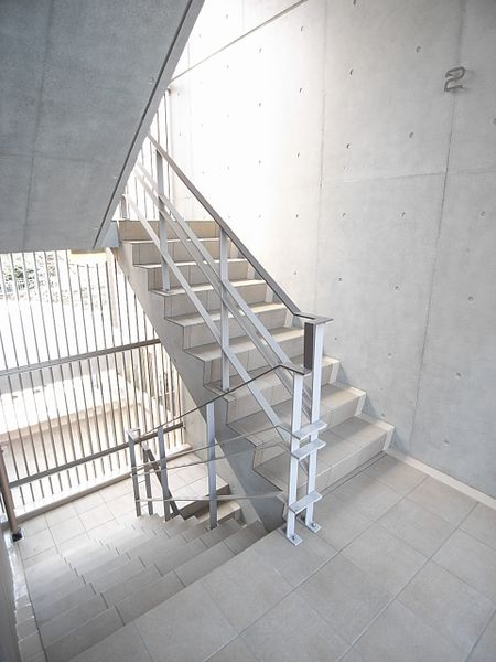 是楼梯光的插进去的开放性的结构。