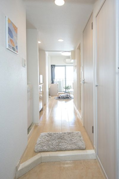 是门在走廊(B型)居室和走廊之间有的1K型。　