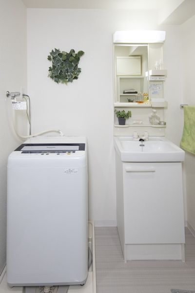 盥洗台(C型)是容易使用的独立卫浴柜！※没为样板房有小东西