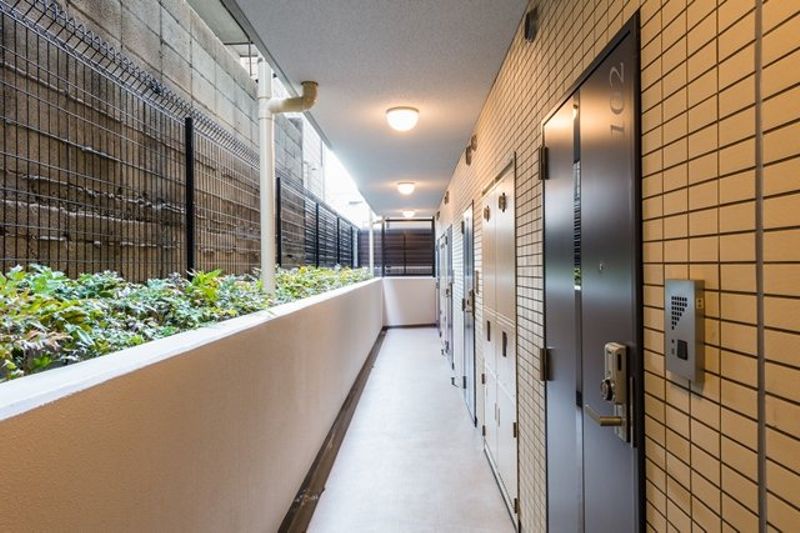 是在共用走廊以外的走廊，并且也容易做公寓的换气。