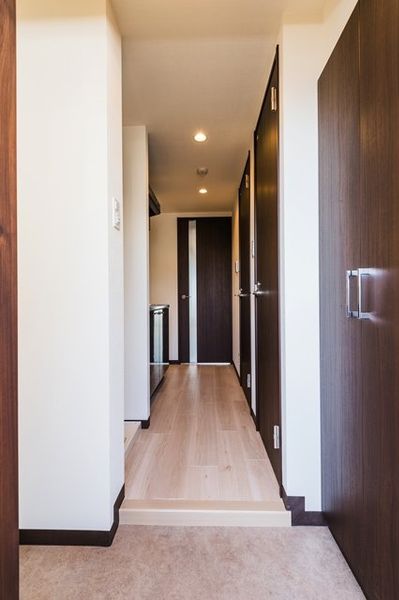 是门在走廊(A型)居室和走廊之间有的1K型。