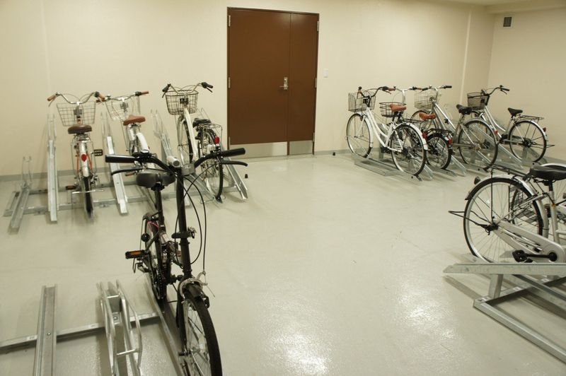 地下有自行车车库入住者专用的自行车车库。