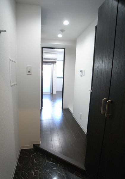 是走廊(B型)居室和走廊正分成的1K型。