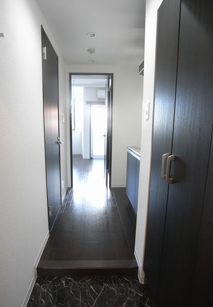 是走廊(C型)居室和走廊正分成的1K型。