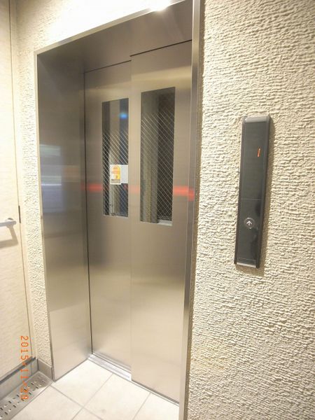 是附带电梯电梯的公寓。