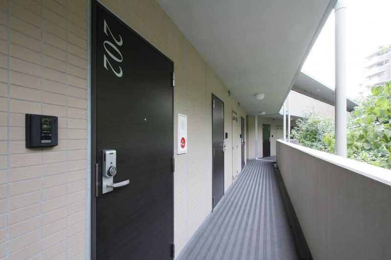 共用走廊木纹风格的漂亮的门是要点。