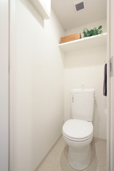 厕所(B型)厕所上部有搁板，日用品的橱柜完成。※没有家具家电以外的小东西。