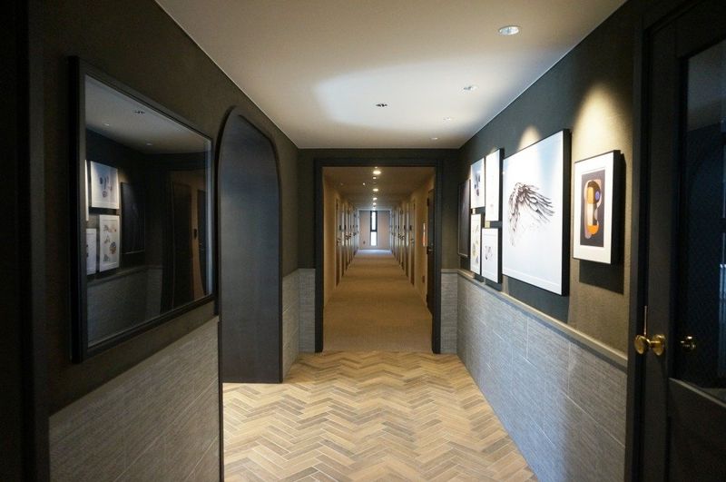 在1楼走廊食堂的前面，有气氛的绘画被装饰。