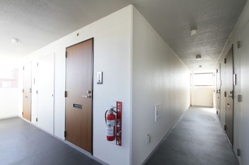 共用走廊木纹的门具有特征性。