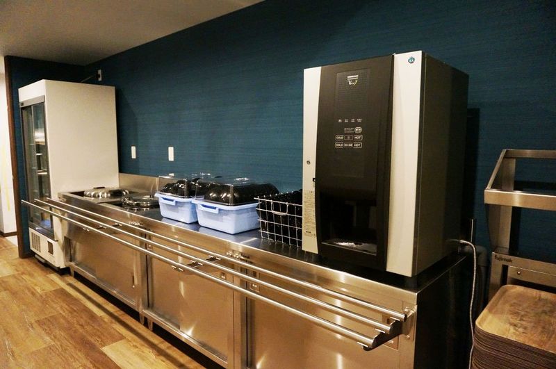 食堂配餐角有能随意使用的热水供应器。