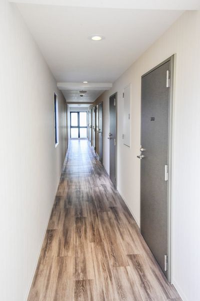 在宁静的气氛中在共用走廊木纹的地板是走廊