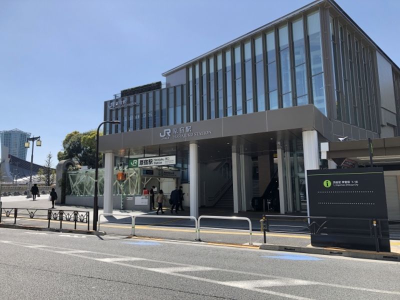 千代田线的明治神宫前站邻接的原宿站。在新车站楼新生了2020年！