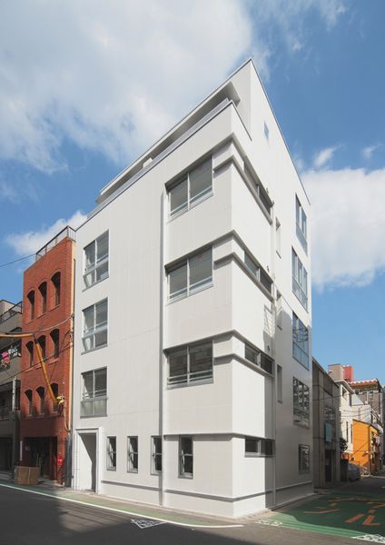 是以在外观人气的文京区建造的白为基调的时尚的学生公寓